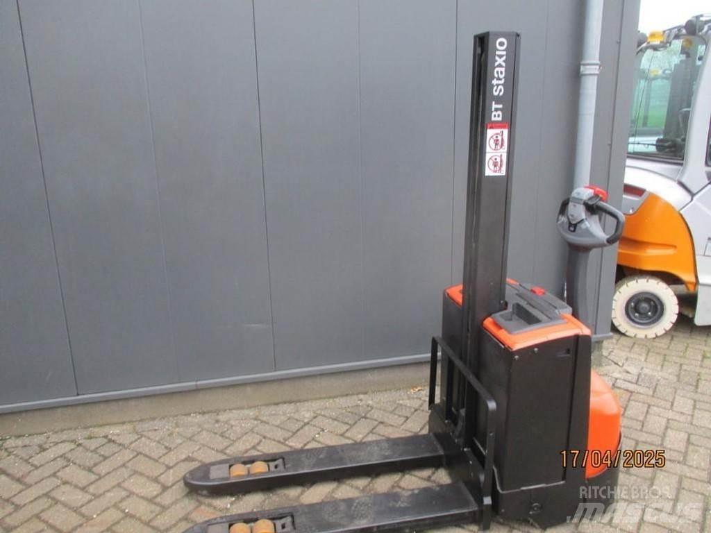 BT SWE 080L Pedestrian stacker