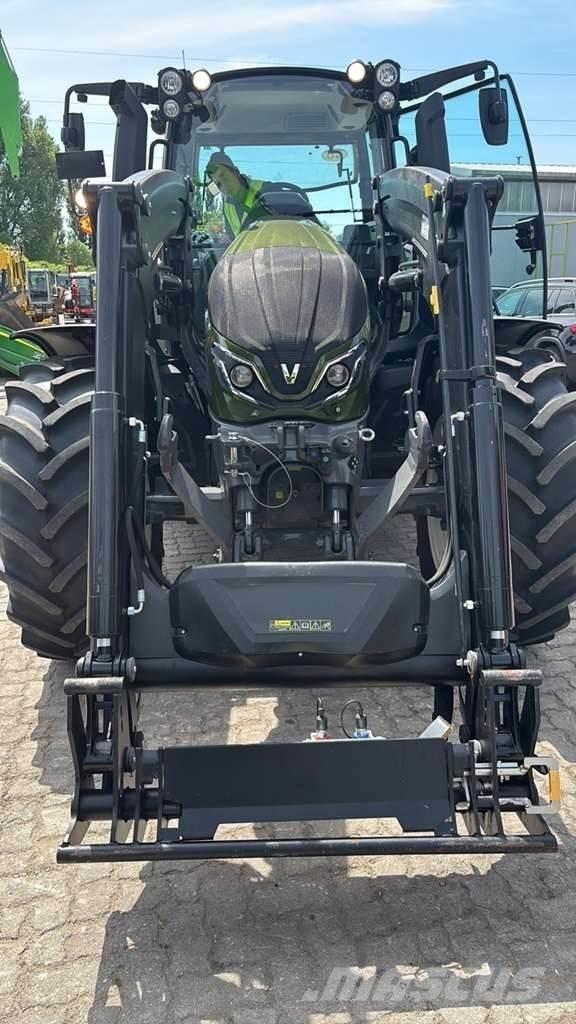 Valtra G135 Tractors