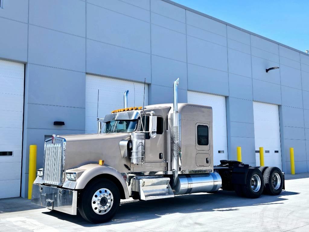 Kenworth W 900 Conventional Trucks / Tractor Trucks
