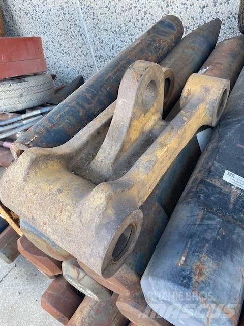 CAT 215 Booms and dippers