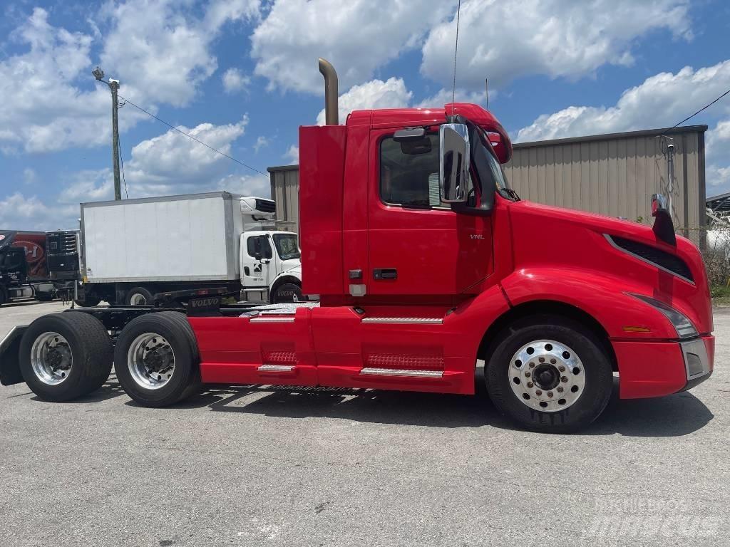 Volvo VNL64T300 Conventional Trucks / Tractor Trucks
