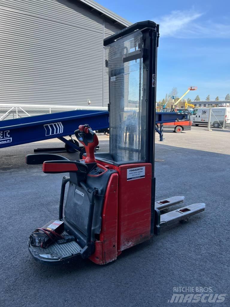 Linde L16AP Self Propelled Stackers