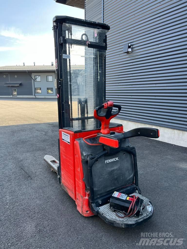 Linde L16AP Self Propelled Stackers