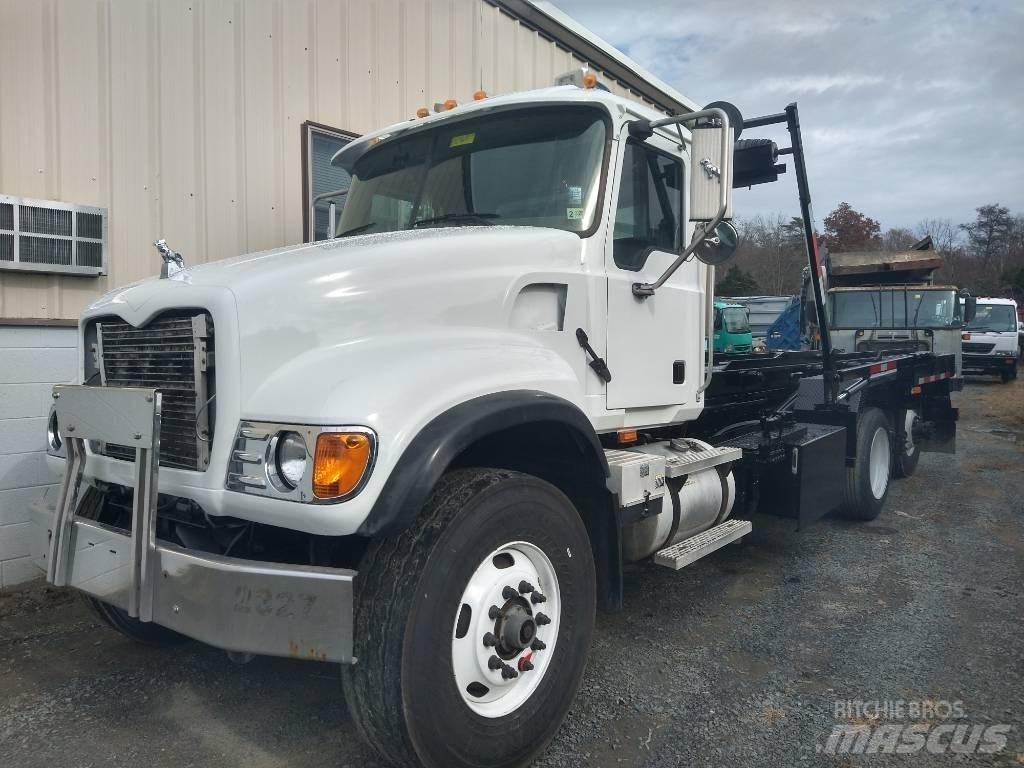 Mack CV 713 Garbage Trucks / Recycling Trucks