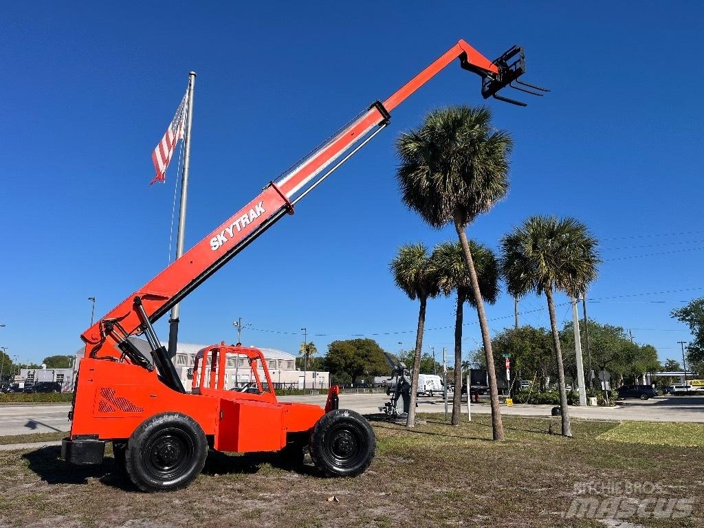 SkyTrak 8042 Telescopic Handlers