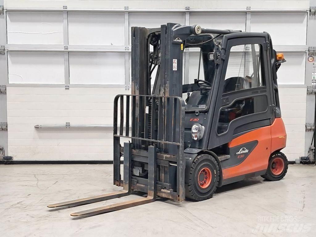 Linde E30-01 Electric Forklifts