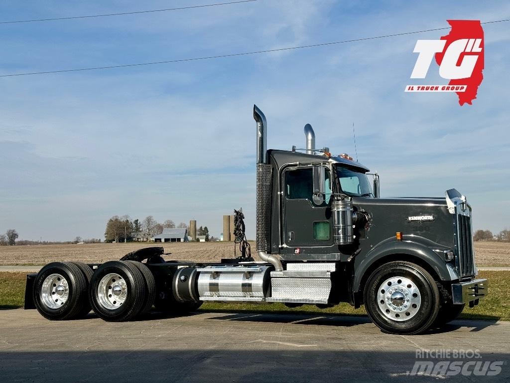 Kenworth W900 Conventional Trucks / Tractor Trucks