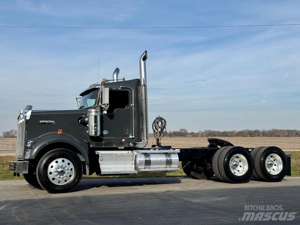 Kenworth W900 Conventional Trucks / Tractor Trucks