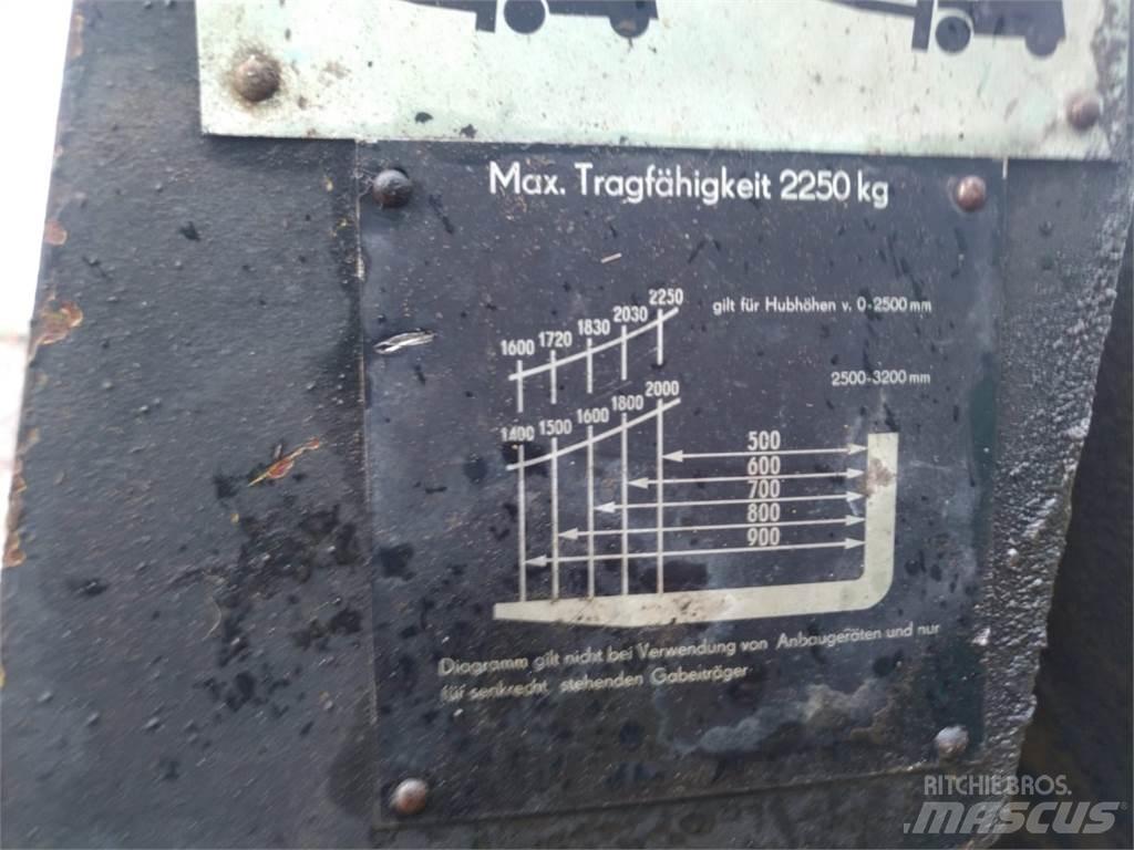 Takraf mit Kranarm Farm Equipment - Others