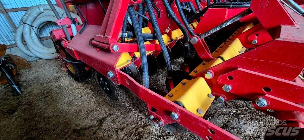 Väderstad Rapid300C Farm Drills