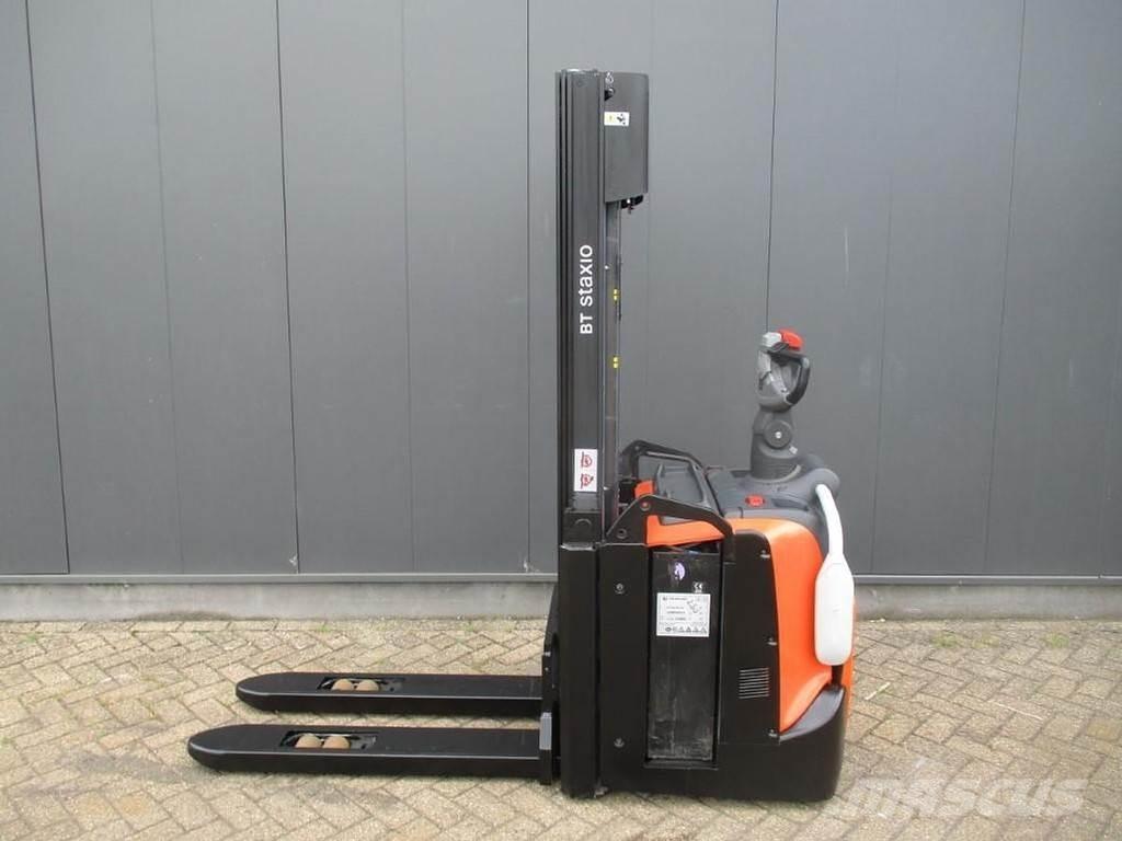 Toyota SPE 120L Pedestrian stacker