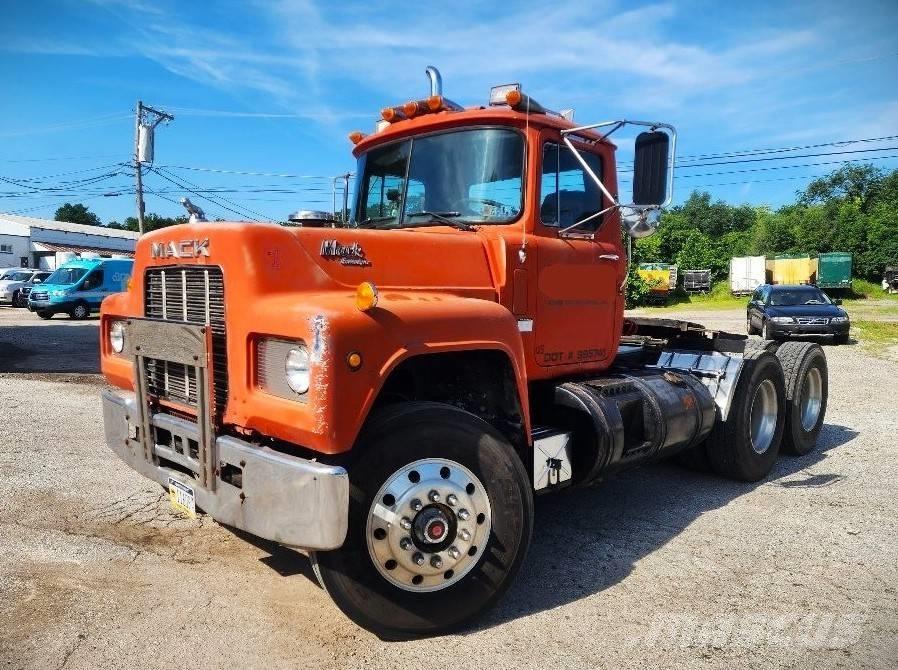 Mack R 688 ST Conventional Trucks / Tractor Trucks