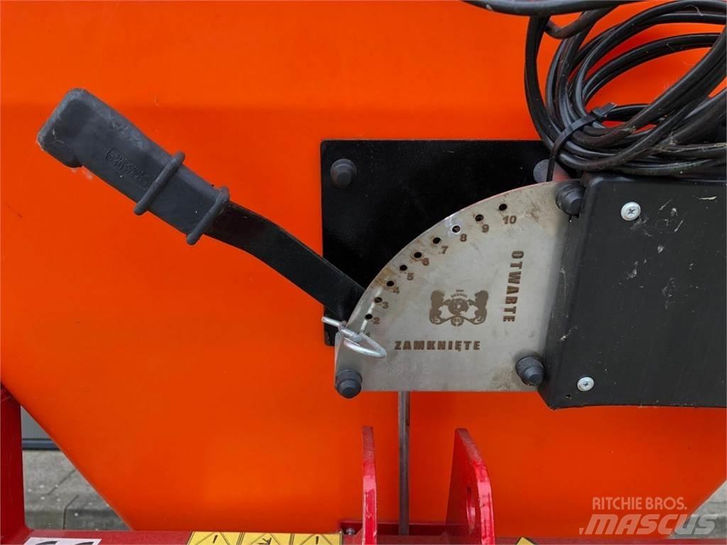  STEKRO WIBRO 600 Sand And Salt Spreaders