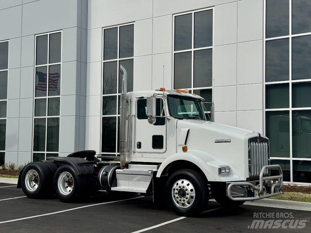 Kenworth T800 Conventional Trucks / Tractor Trucks