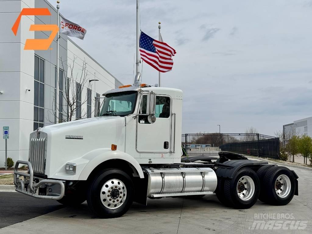 Kenworth T800 Conventional Trucks / Tractor Trucks
