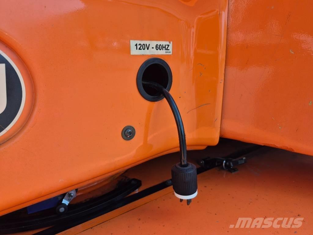 JLG E 450 AJ Articulated boom lifts