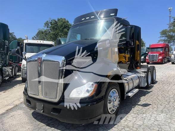 Kenworth T680 Conventional Trucks / Tractor Trucks