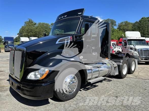 Kenworth T680 Conventional Trucks / Tractor Trucks