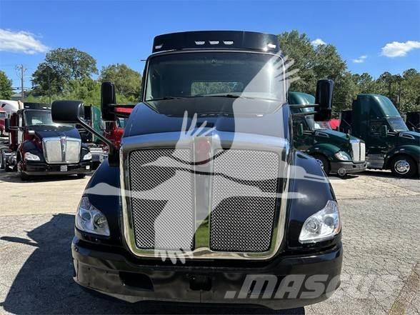 Kenworth T680 Conventional Trucks / Tractor Trucks