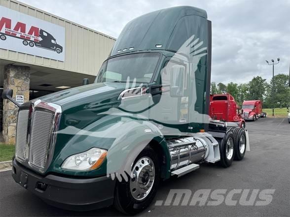 Kenworth T680 Conventional Trucks / Tractor Trucks