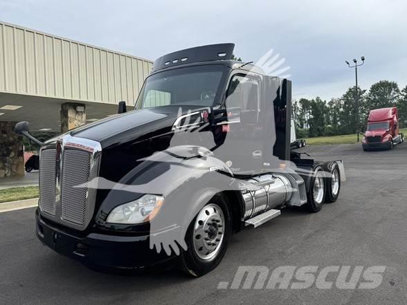Kenworth T680 Conventional Trucks / Tractor Trucks