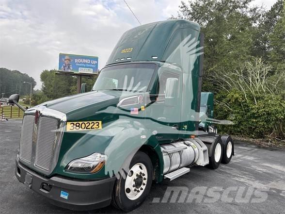 Kenworth T680 Conventional Trucks / Tractor Trucks