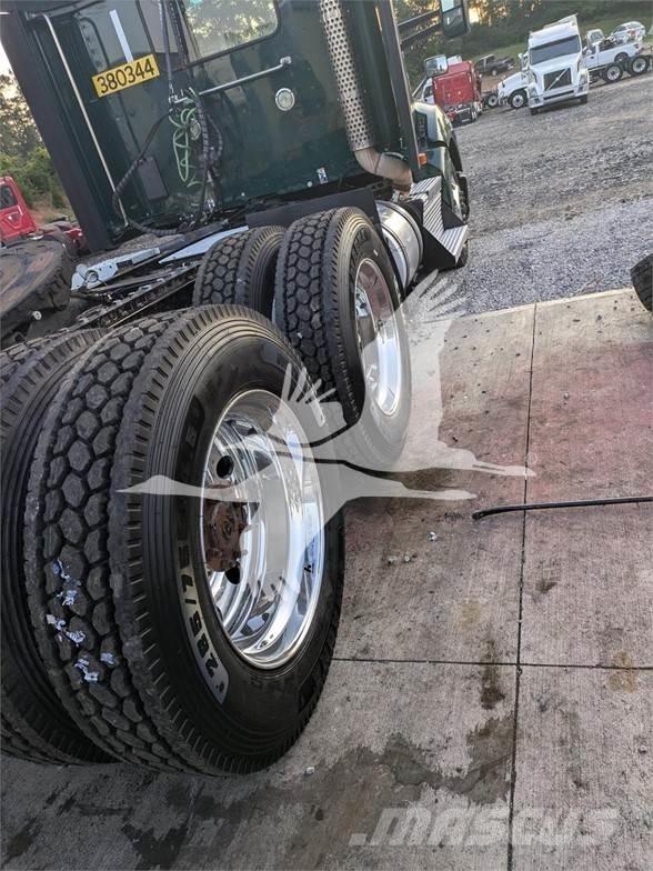 Kenworth T680 Conventional Trucks / Tractor Trucks
