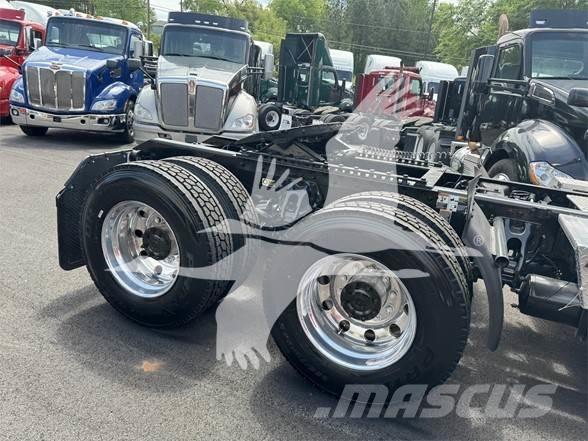 Kenworth T680 Conventional Trucks / Tractor Trucks