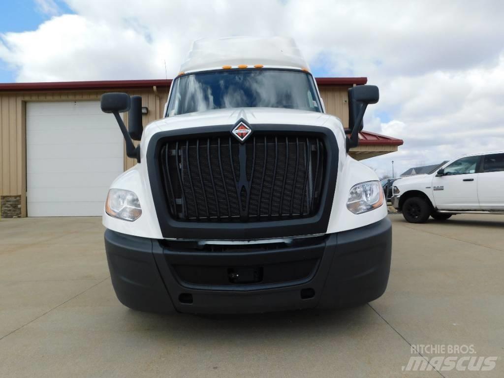 International LT 625 Conventional Trucks / Tractor Trucks