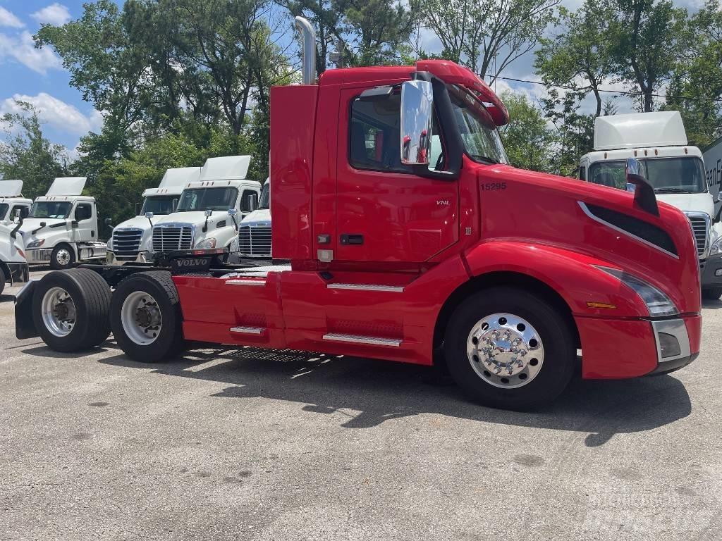 Volvo VNL64T300 Conventional Trucks / Tractor Trucks