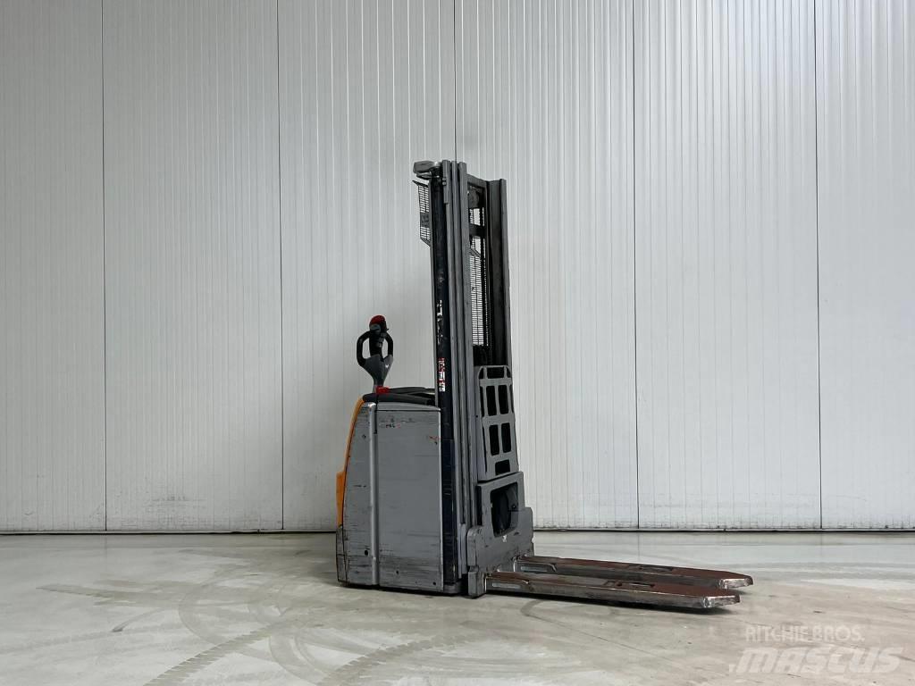 Still EXV16 Pedestrian stacker