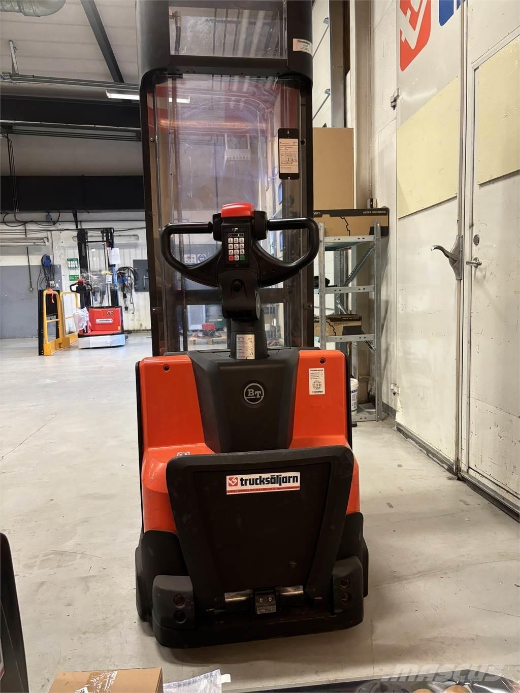 Toyota SWE120 Self Propelled Stackers
