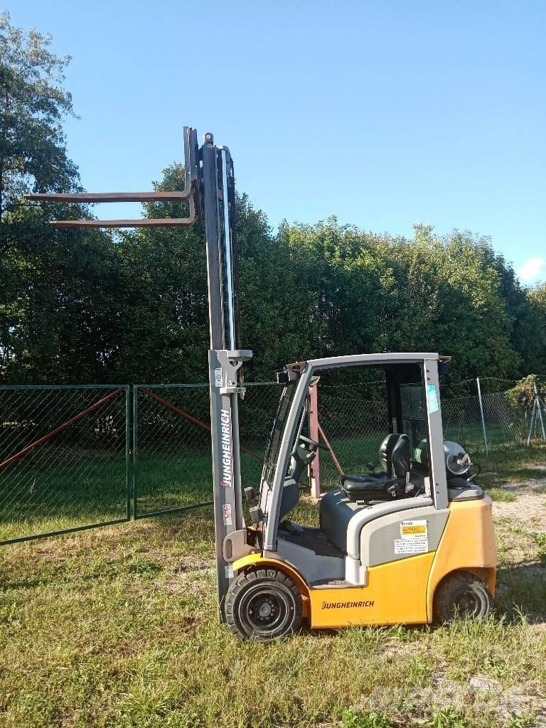 Jungheinrich TFG 320 LPG trucks