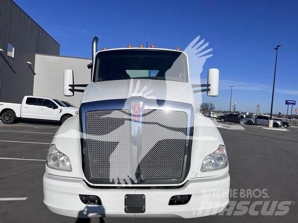 Kenworth T680 Conventional Trucks / Tractor Trucks