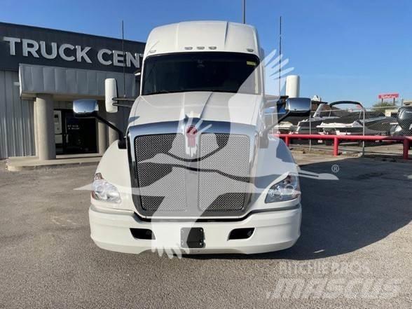 Kenworth T680 Conventional Trucks / Tractor Trucks