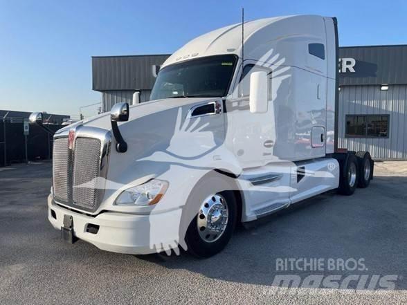 Kenworth T680 Conventional Trucks / Tractor Trucks