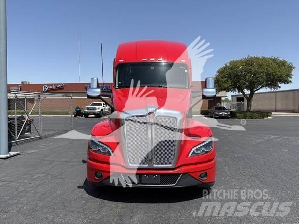 Kenworth T680 Conventional Trucks / Tractor Trucks