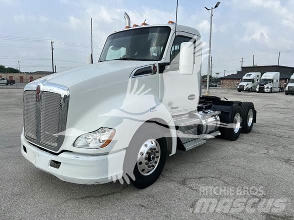 Kenworth T680 Conventional Trucks / Tractor Trucks
