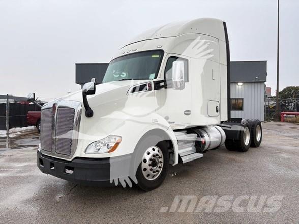 Kenworth T680 Conventional Trucks / Tractor Trucks