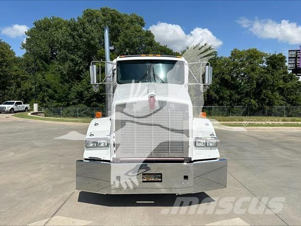 Kenworth T800 Conventional Trucks / Tractor Trucks