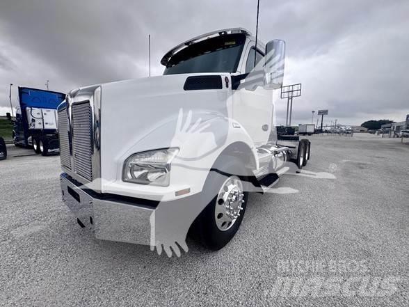 Kenworth T880 Conventional Trucks / Tractor Trucks