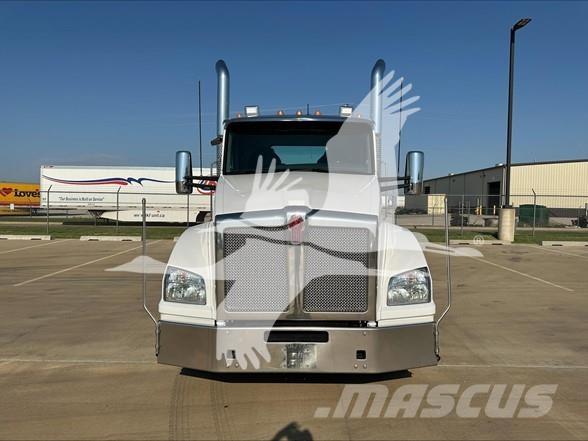 Kenworth T880 Conventional Trucks / Tractor Trucks