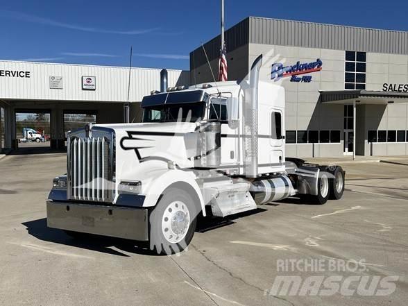 Kenworth W900 Conventional Trucks / Tractor Trucks