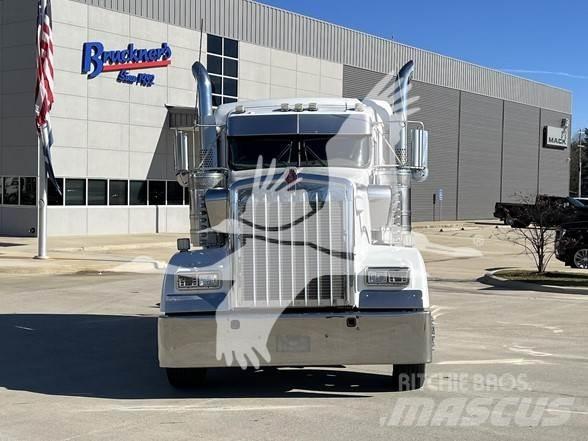 Kenworth W900 Conventional Trucks / Tractor Trucks