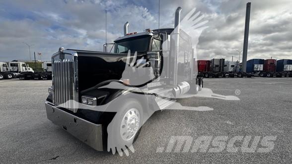 Kenworth W900 Conventional Trucks / Tractor Trucks