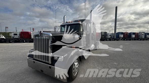 Kenworth W900 Conventional Trucks / Tractor Trucks