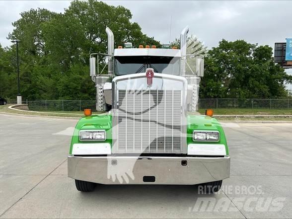 Kenworth W900L Conventional Trucks / Tractor Trucks