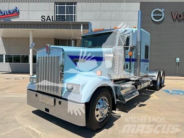 Kenworth W900L Conventional Trucks / Tractor Trucks