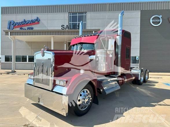 Kenworth W900L Conventional Trucks / Tractor Trucks
