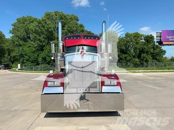Kenworth W900L Conventional Trucks / Tractor Trucks